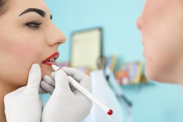 Joven Hermosa Mujer Haciendo Maquillaje Permanente Salón Cosmetología —  Fotos de Stock