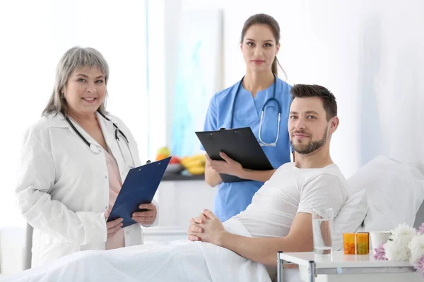 Läkare Besöker Patienten Sjukhus — Stockfoto