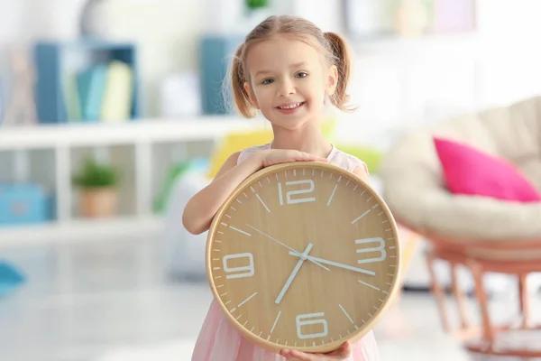 Linda niña con reloj grande —  Fotos de Stock