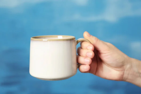 Blank white cup in hand — Stock Photo, Image