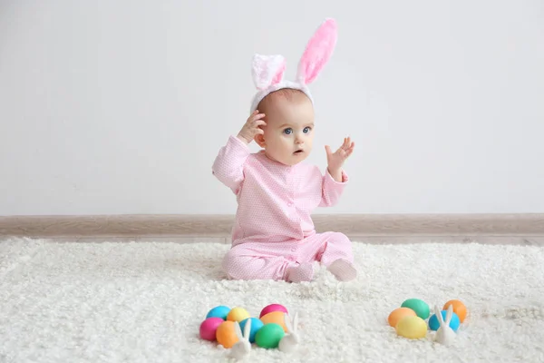 Bebé con orejas de conejo — Foto de Stock