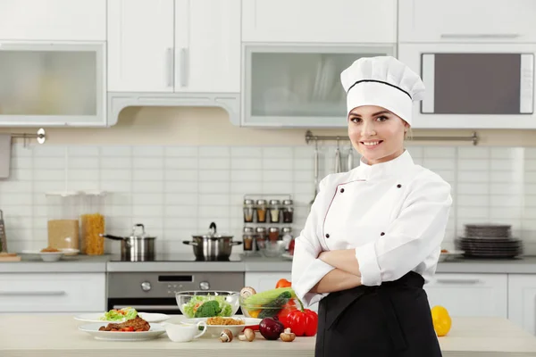 Chef van de vrouw in de moderne keuken — Stockfoto