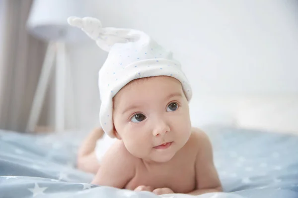 Bebê bonito em chapéu engraçado — Fotografia de Stock