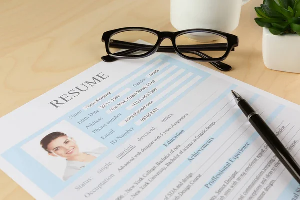 Resume Form Eyeglasses Pen Office Table Closeup — Stock Photo, Image