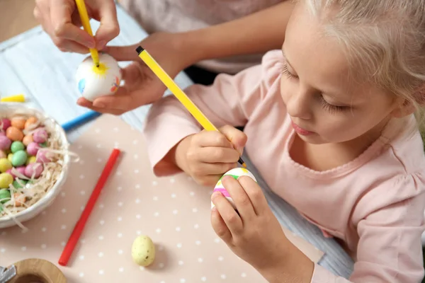 Meisje met moeder schilderij eieren voor Pasen — Stockfoto