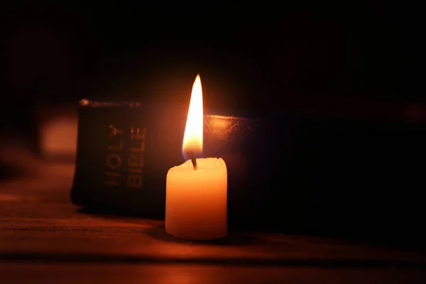 Świecę i Biblia — Zdjęcie stockowe