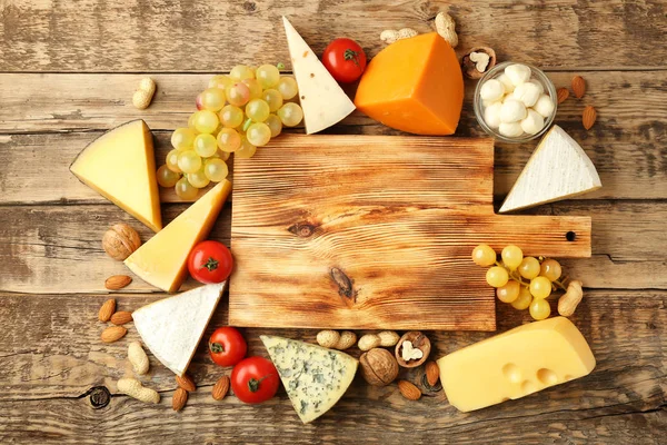 Variedad de quesos y frutos secos — Foto de Stock