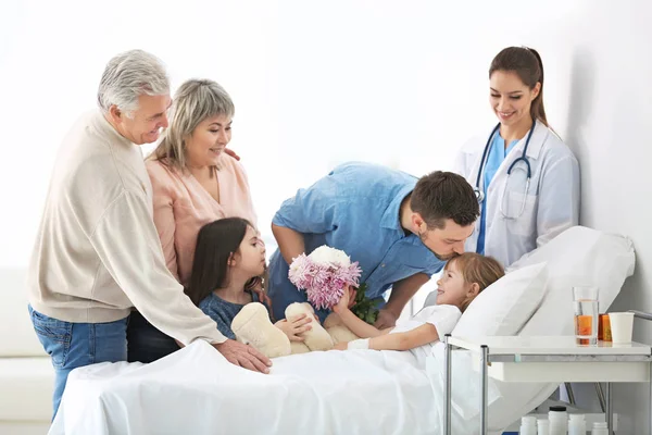 Familie Bezoekende Meisje Het Ziekenhuis — Stockfoto