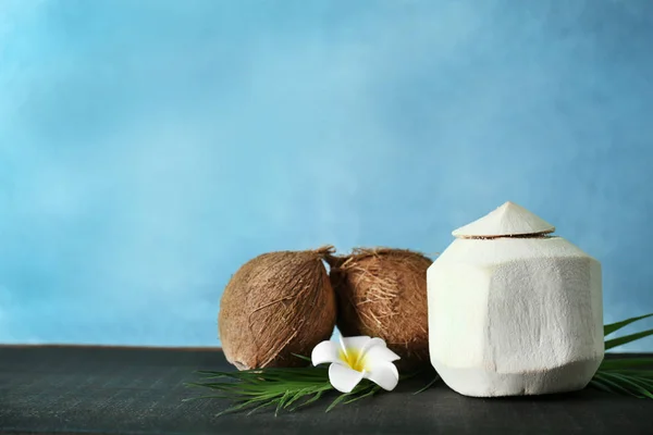 Cocos con plumeria blanca —  Fotos de Stock