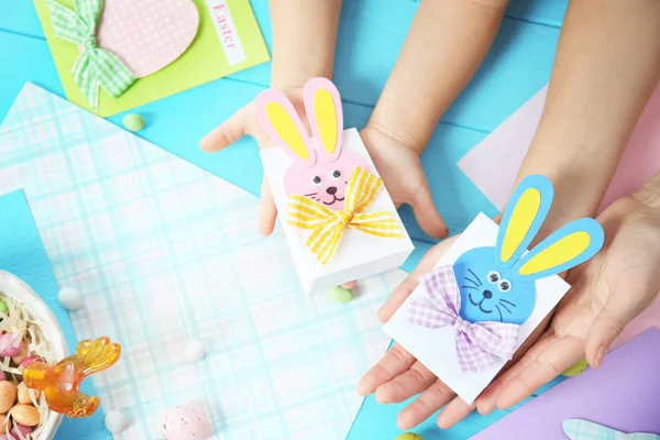 Mother and daughter holding Easter boxes — Stock Photo, Image