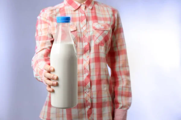 Frau hält Flasche Milch in der Hand — Stockfoto