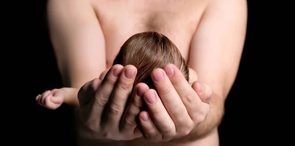 Pai com bebê adormecido bonito no fundo preto, close-up — Fotografia de Stock