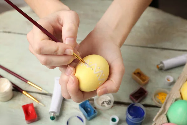 Femmes mains peinture oeufs de Pâques — Photo