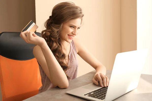 Jovem mulher compras online — Fotografia de Stock