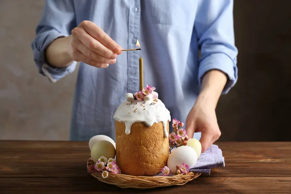 Kerze im Osterkuchen anzünden — Stockfoto