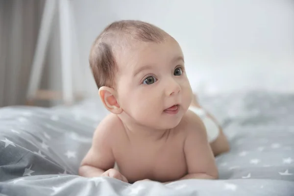 Lindo bebé mintiendo — Foto de Stock