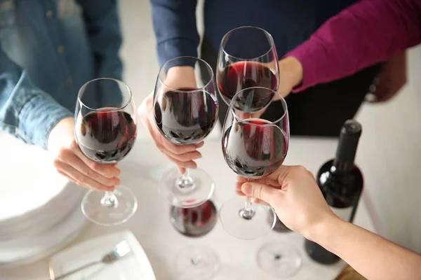 People with red wine at party — Stock Photo, Image