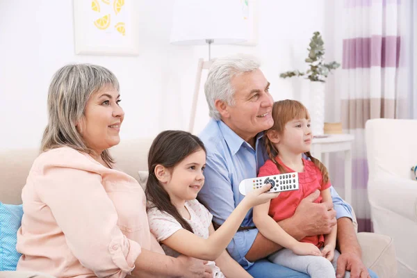 Familia Feliz Viendo Televisión Sofá Casa — Foto de Stock