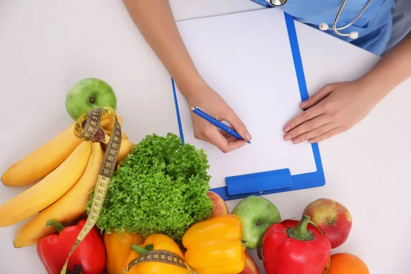 Ręce kobiece dietetyka liczenia kalorii w szpitalu — Zdjęcie stockowe