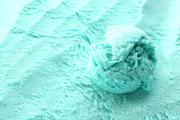 Мяч мороженого на голубом — стоковое фото