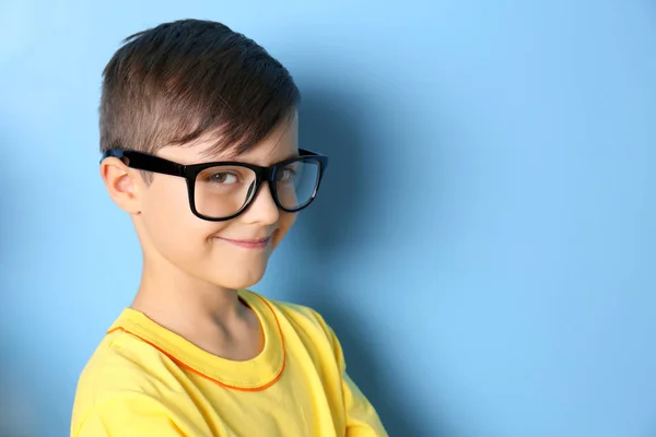 Lindo Chico Gafas Sobre Fondo Azul — Foto de Stock