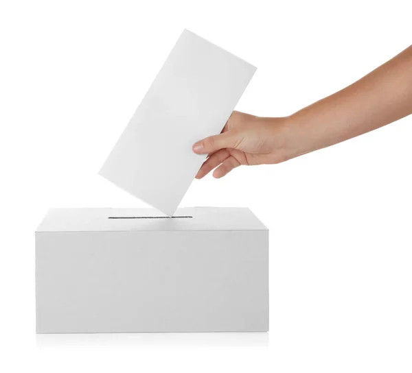 Männliche Hand gibt Stimmzettel ab — Stockfoto