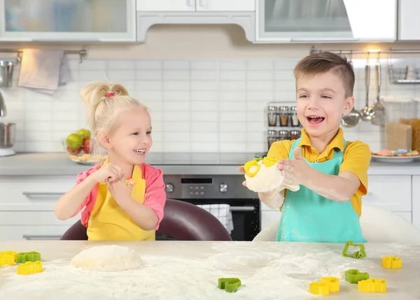 Niños pequeños haciendo masa —  Fotos de Stock