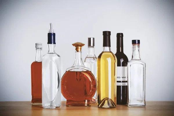 Diferentes botellas de vino y licores — Foto de Stock