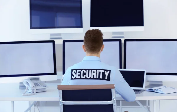 Guapo guardia de seguridad en la sala de vigilancia — Foto de Stock