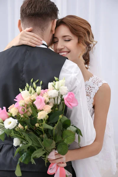 Schattig gelukkig bruidspaar — Stockfoto