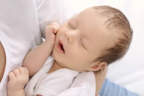 Schattige slapende baby — Stockfoto