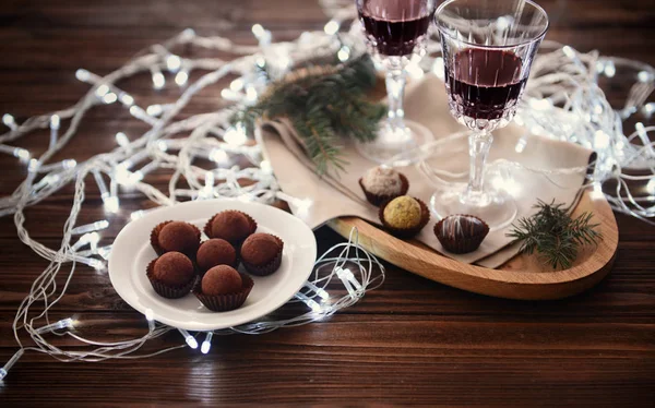 Gözlük şarap ve çikolata garland ile — Stok fotoğraf