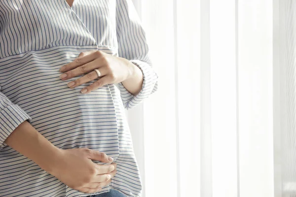 Szép terhes nő állandó közelében ablak otthon, Vértes — Stock Fotó