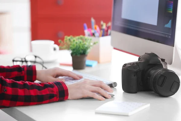 Mãos femininas no teclado — Fotografia de Stock