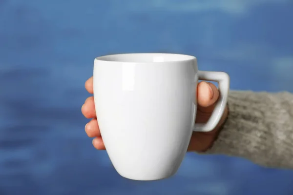 Blank white cup in hand — Stock Photo, Image