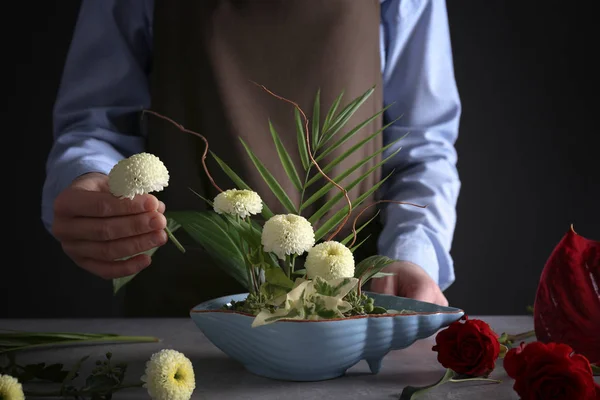 Frau mit floraler Komposition — Stockfoto