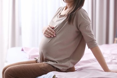 Güzel hamile kadın.