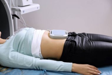 Modern kliniğinde genç bayan hasta için Manyetik terapi