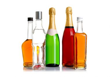 Farklı şişe şarap ve alkollü