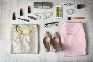 Erkek ve dişi giysiler düz yatıyordu dizi