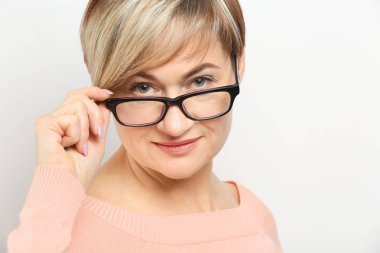 Gözlüklü Olgun kadın 