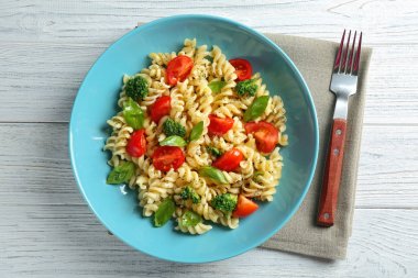 Domatesli makarna salatası