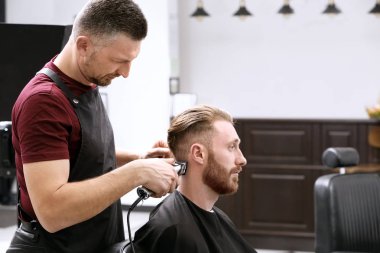 Modern erkek saç modeli yapma berber