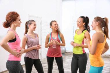 Güzel kızlar spor salonunda sohbet
