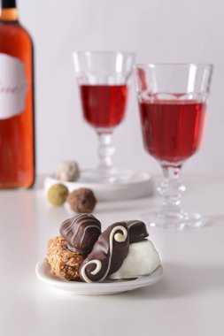 Lezzetli çikolata şekerleme ve şarap