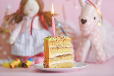 Doğum günü pastası mum ile dilim  