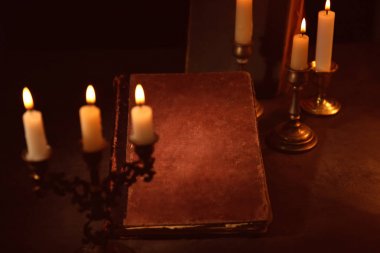 İncil ve yanan mumlar