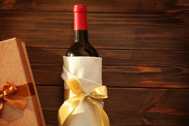 Bir şekilde dekore edilmiş şarap şişe ve hediye kutusu  