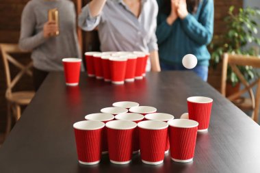 İnsanlar Bira Pong oynamak 