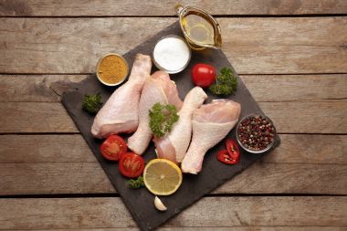 Baharat ile çiğ tavuk budu